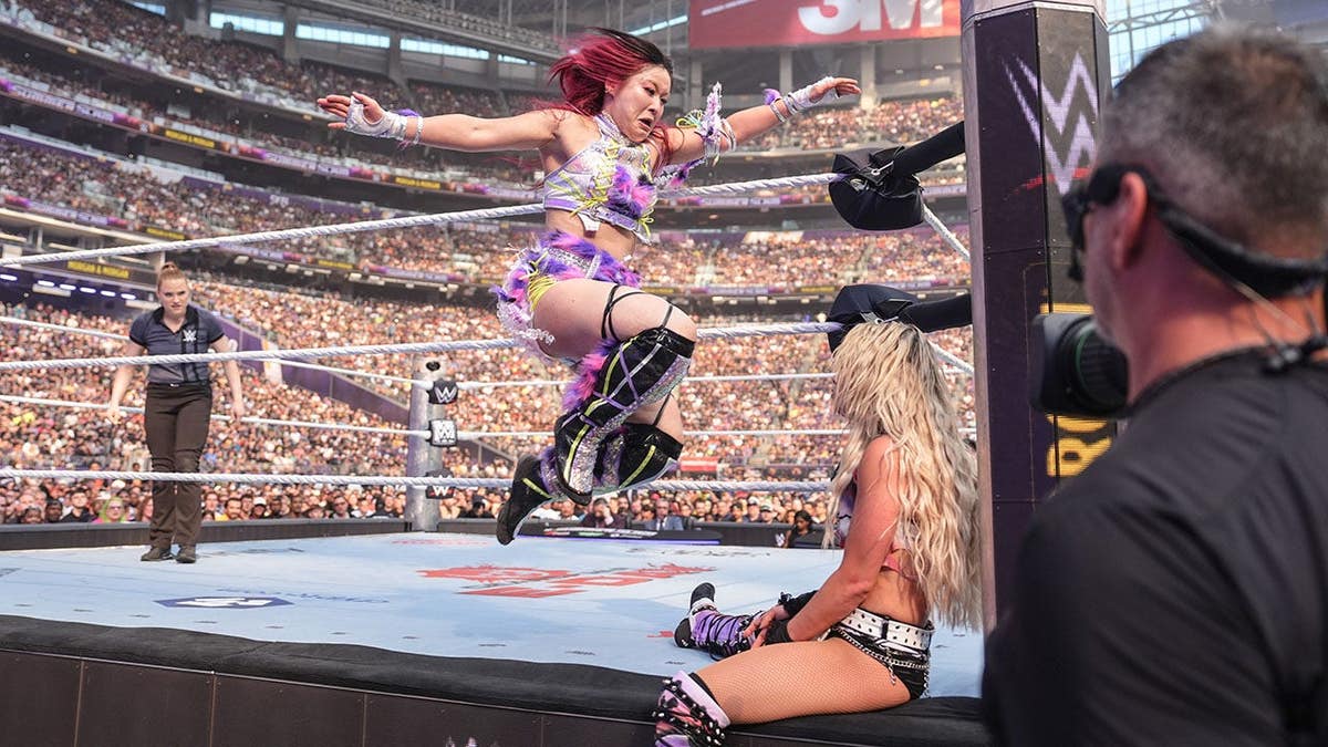IYO SKY wrestles Liv Morgan at U.S. Bank Stadium.