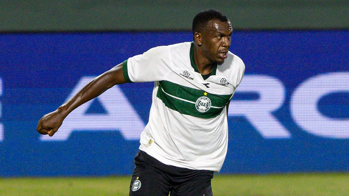 Jacy Maranhão controls the ball during a Brasileirao match between Coritiba and Sao Paulo.