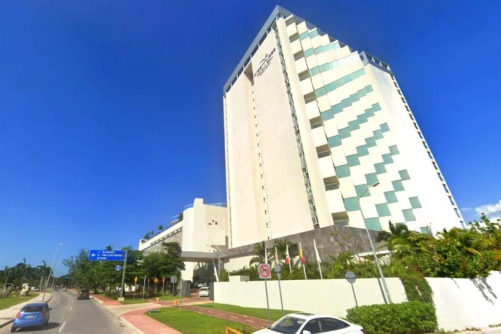 American tourist dies after falling from 18th floor of luxury Cancun hotel: report American tourist dies after falling from 18th floor of luxury Cancun hotel: report