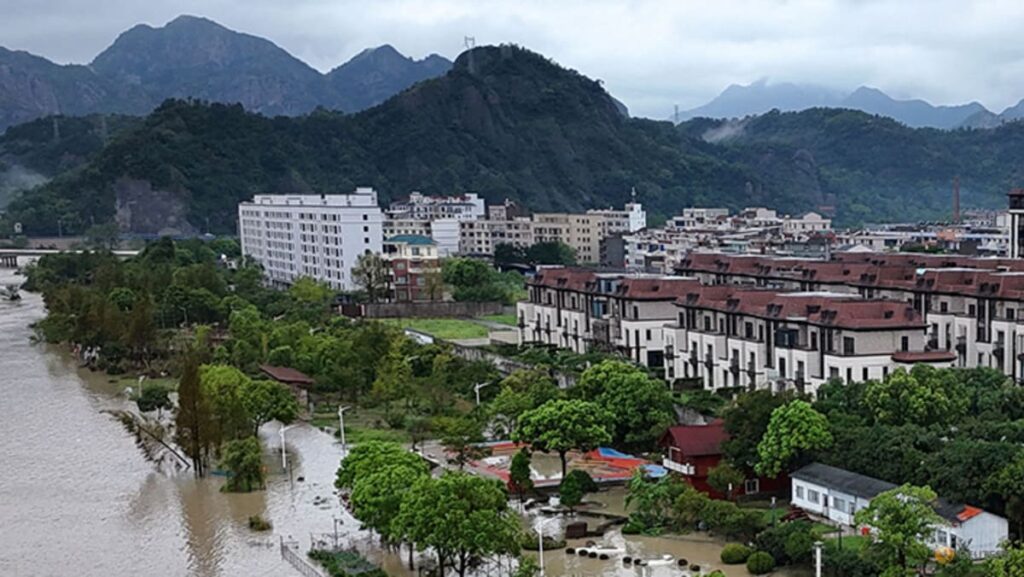 Typhoon Dolphin’s vast storm system pushes inland, threatens central China Typhoon Dolphin’s vast storm system pushes inland, threatens central China