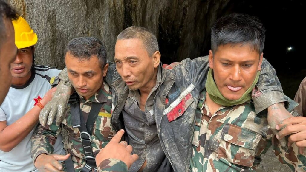 Nepal tunnel rescue revives hopes 10 days after flood Nepal tunnel rescue revives hopes 10 days after flood
