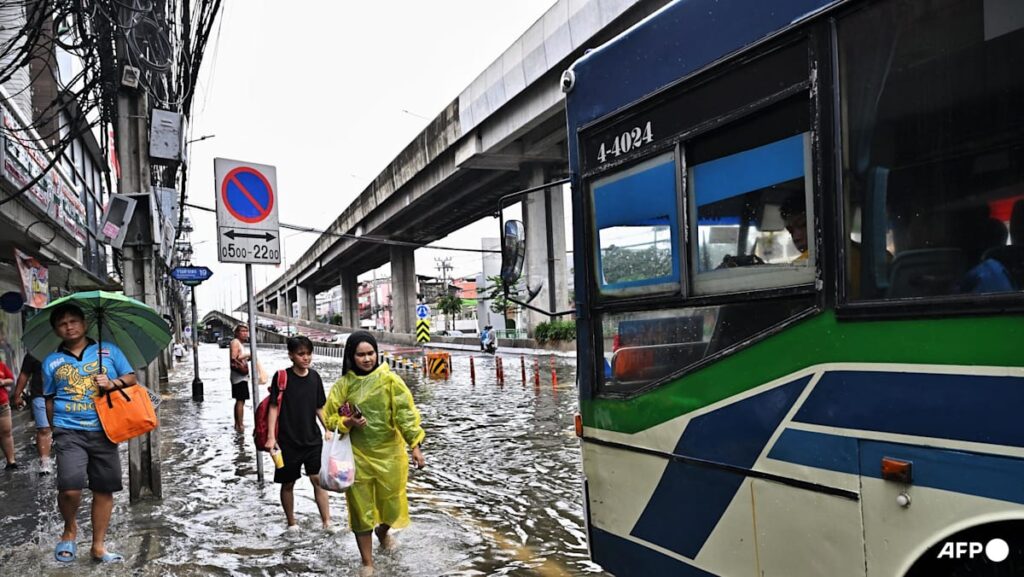 Bangkok floods force thousands into shelters Bangkok floods force thousands into shelters