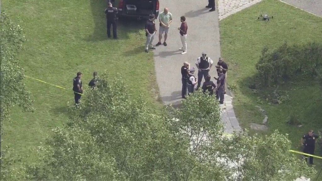 3 stabbed at New York college, 2 suspects in custody 3 stabbed at New York college, 2 suspects in custody
