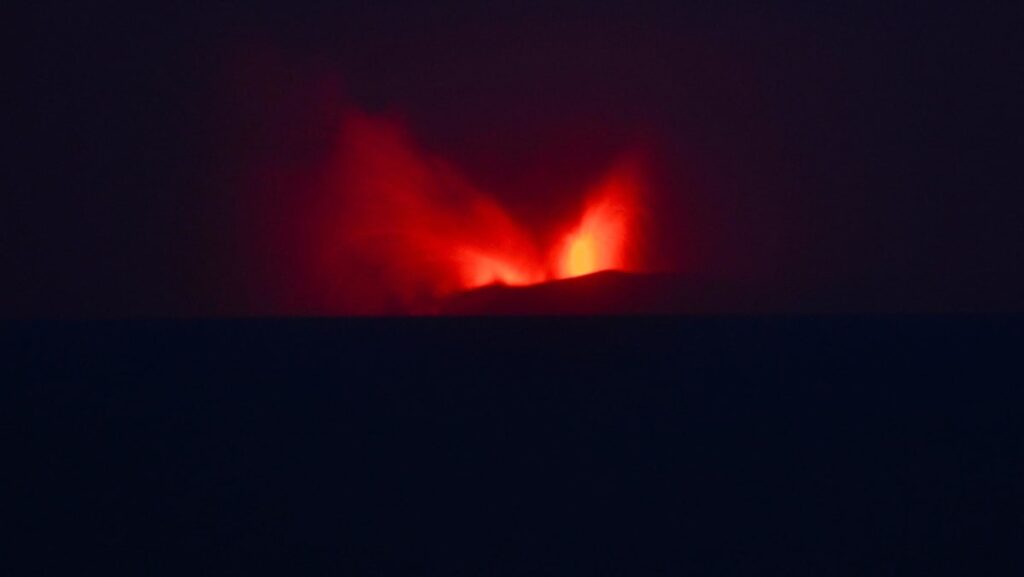 Jakarta airport suspends flights due to Mount Anak Krakatau ash; SIA flights affected
