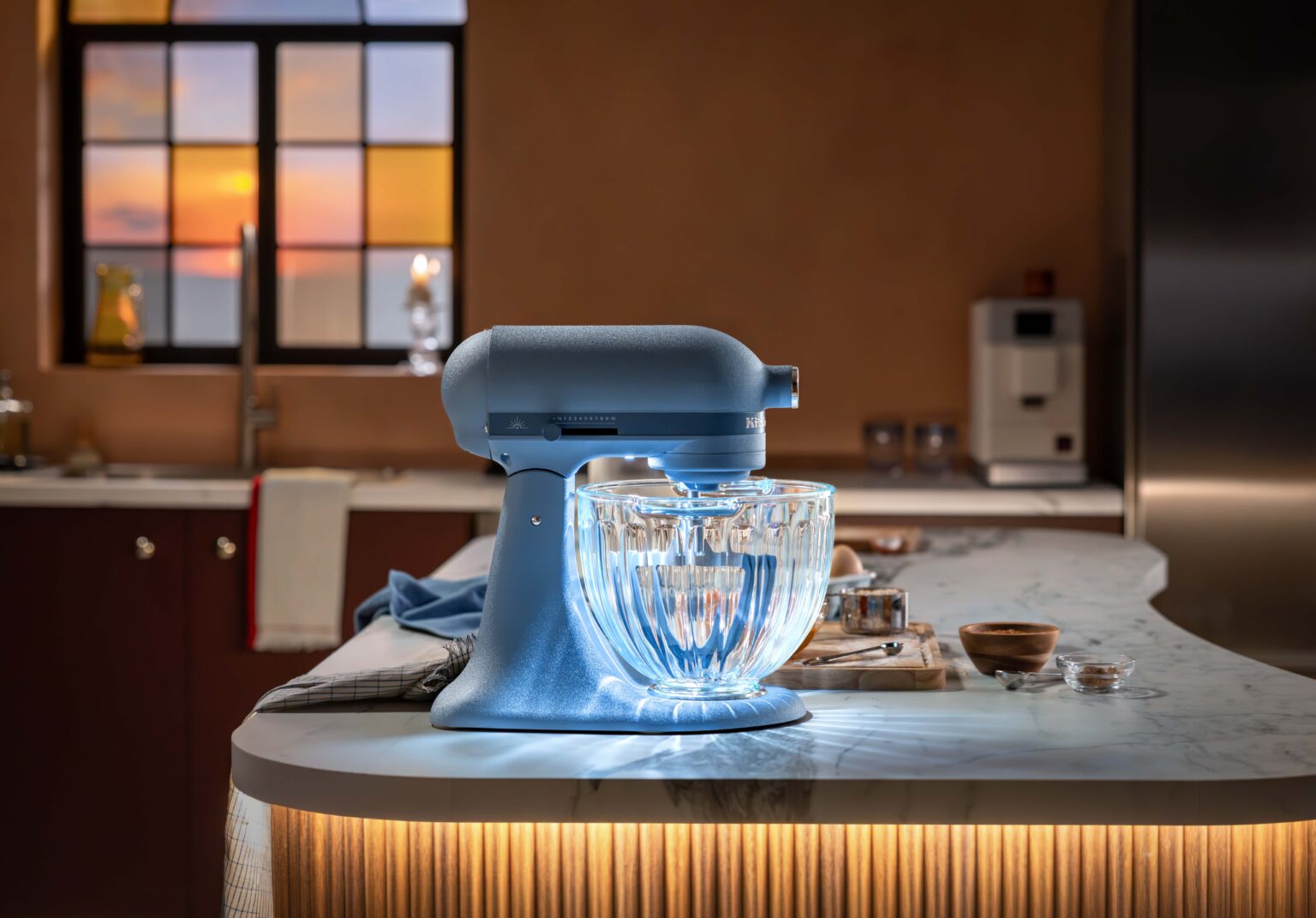 KitchenAid’s New Design Series Mixer Has a Glass Bowl That Illuminates KitchenAid’s New Design Series Mixer Has a Glass Bowl That Illuminates