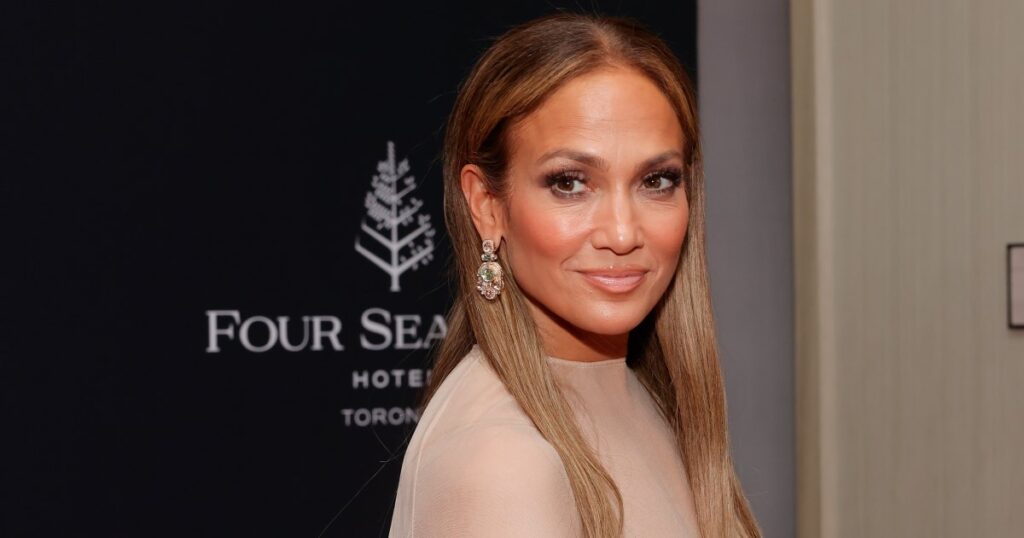 Jennifer Lopez Ditched Basic Black Leggings for This ‘Rich-Girl’ Alternative — The Look for Jennifer Lopez Ditched Basic Black Leggings for This ‘Rich-Girl’ Alternative — The Look for