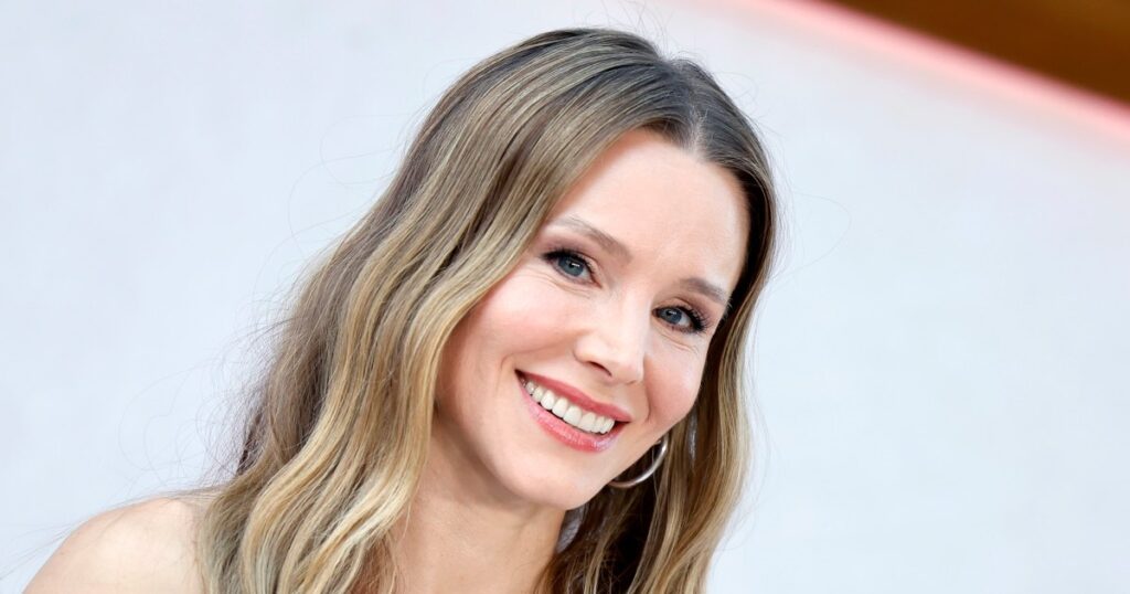 Kristen Bell’s Luxe-Looking Sweater Is a Wear-Everywhere Staple for the Summer-to-Fall Switch Kristen Bell’s Luxe-Looking Sweater Is a Wear-Everywhere Staple for the Summer-to-Fall Switch