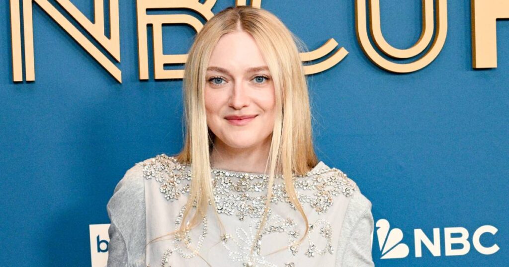 Dakota Fanning’s Legs-for-Days Trousers Are the Anti-Skinny Pants I Want for Fall Dakota Fanning’s Legs-for-Days Trousers Are the Anti-Skinny Pants I Want for Fall