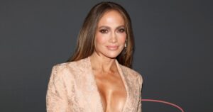Jennifer Lopez’s Loose and Slimming Black Pants Style Is the Ultimate Leg-Lengthening Fall Staple