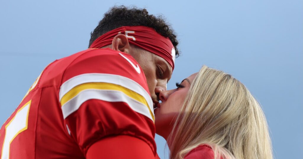 Patrick Mahomes and Wife Brittany Pack on the PDA Ahead of Chiefs ‘SNF’ Game Against Colts Patrick Mahomes and Wife Brittany Pack on the PDA Ahead of Chiefs ‘SNF’ Game Against Colts