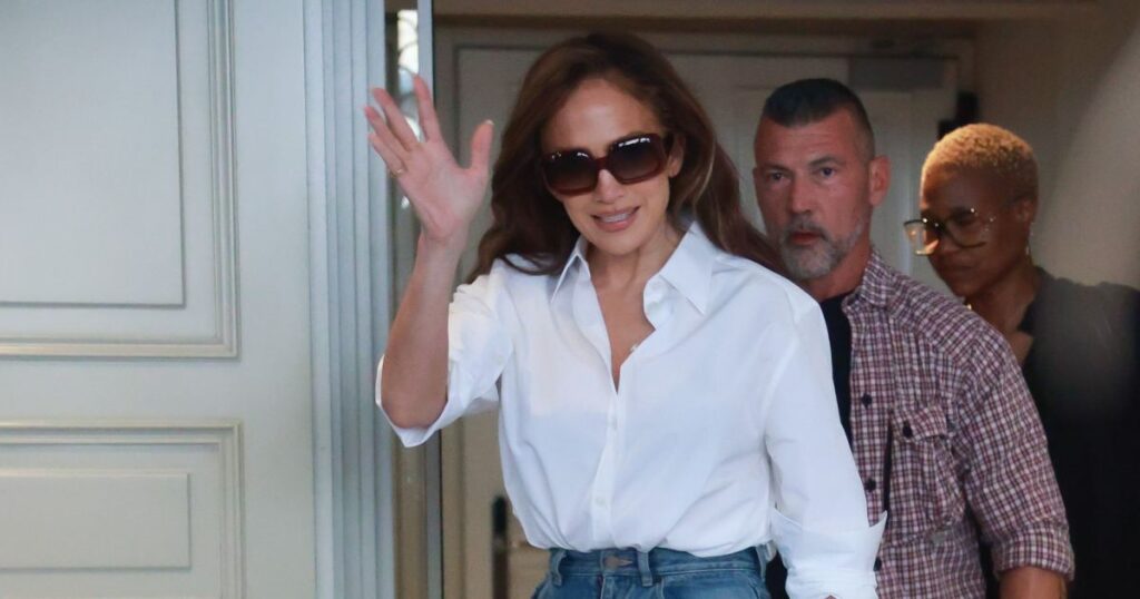 Jennifer Lopez Rocked This Rich Mom Jeans Style in Milan — And it Creates a Stunning Hourglass Effect