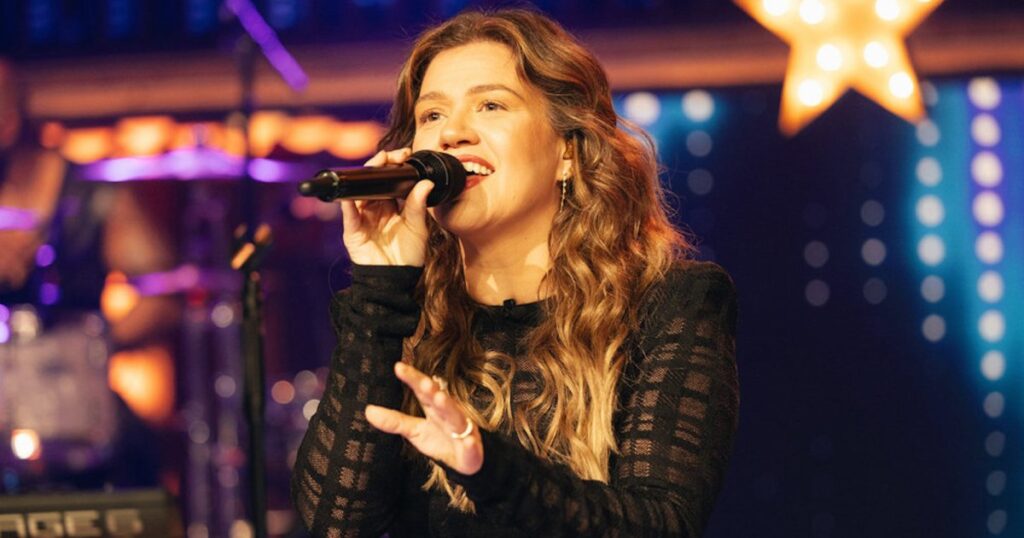 Kelly Clarkson Gets Sweet Send-Off From Her Kids During Emotional Final Talk Show Episode Kelly Clarkson Gets Sweet Send-Off From Her Kids During Emotional Final Talk Show Episode