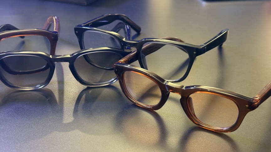 Several smart glasses that look like normal plastic frames
