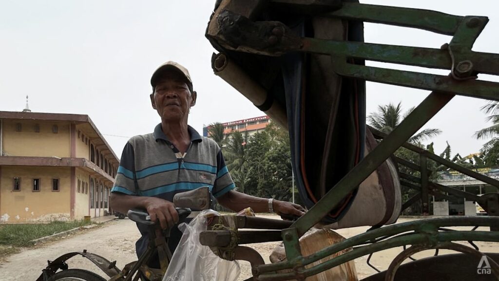 ‘I can only wait and hope’: Haze hits livelihoods in Sumatra as workers toil in unhealthy air ‘I can only wait and hope’: Haze hits livelihoods in Sumatra as workers toil in unhealthy air