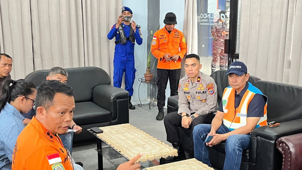 Search underway for Indonesian passenger ship carrying 240 people after it loses contact Search underway for Indonesian passenger ship carrying 240 people after it loses contact