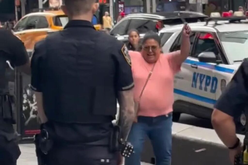 Dramatic video shows knife-wielding woman who stabbed two charge at NYC cops after making chilling threat Dramatic video shows knife-wielding woman who stabbed two charge at NYC cops after making chilling threat