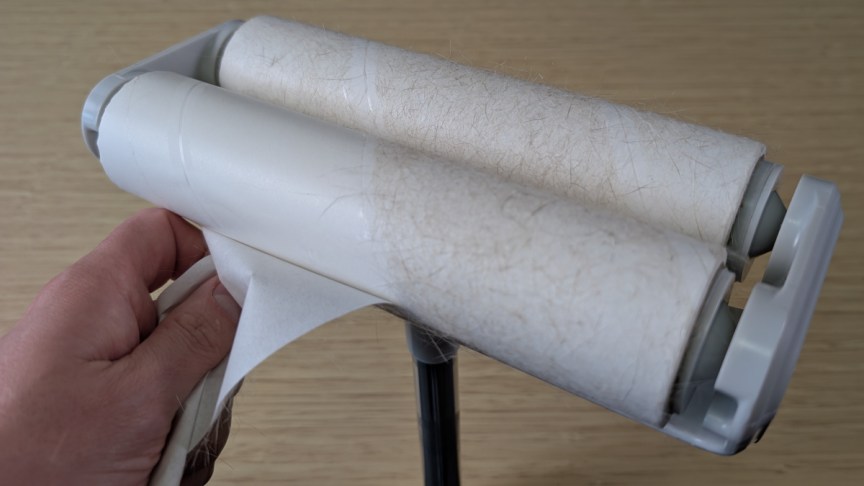 sandbar-roller-with-hand-removing-used-roller-sheet